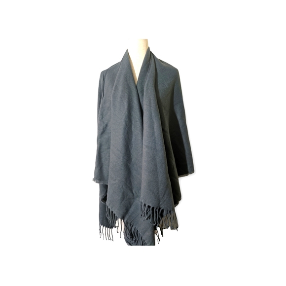 Pretty pattern Ponchos/shawls/blanket - Picture 7 of 10